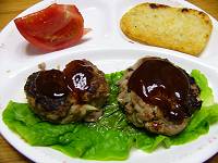 オーブンで焼いたハンバーグとフライパンで焼いたハンバーグ