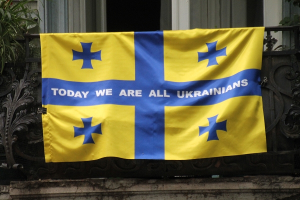 ウクライナ色に染め上げたジョージアの国旗